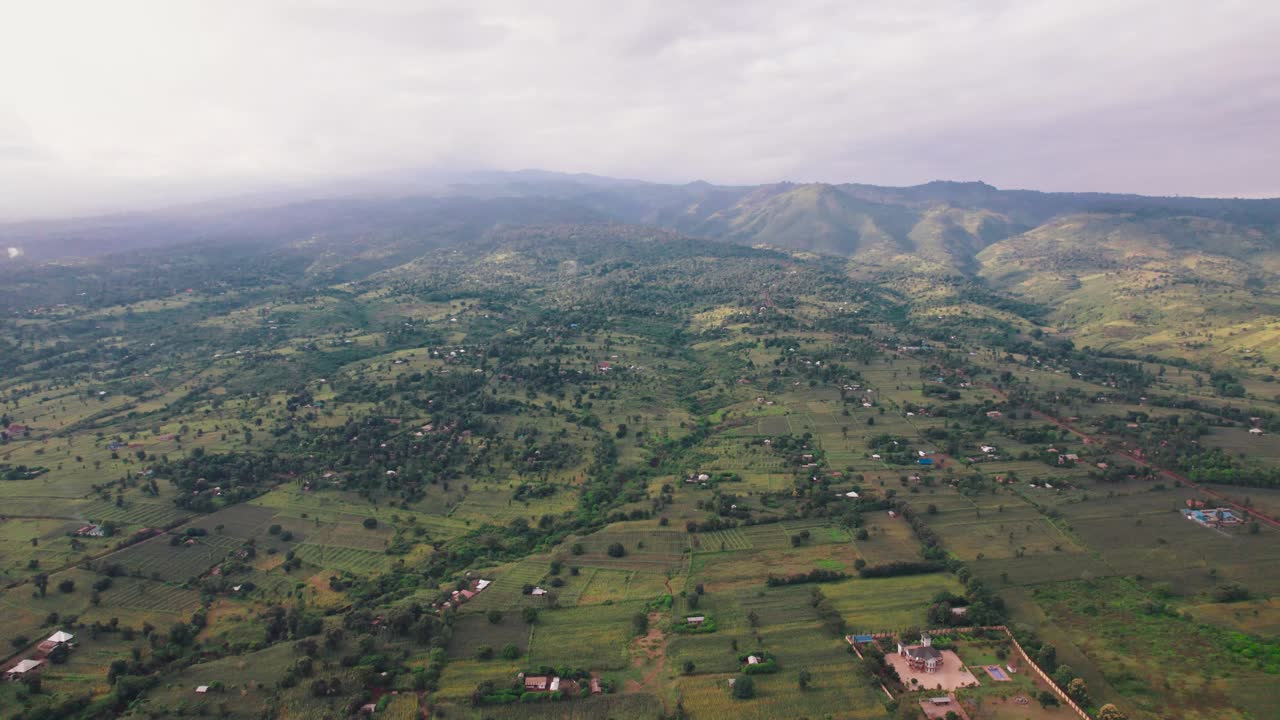 paisaje de las granjas y la carretera en la ciudad de moshi en tanzania