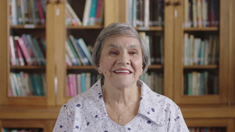 Retrato-De-Una-Alegre-Anciana-Riendo-Feliz-Disfrutando-En-El-Fondo-De-La-Biblioteca-Disfrutando-De-La-Jubilación