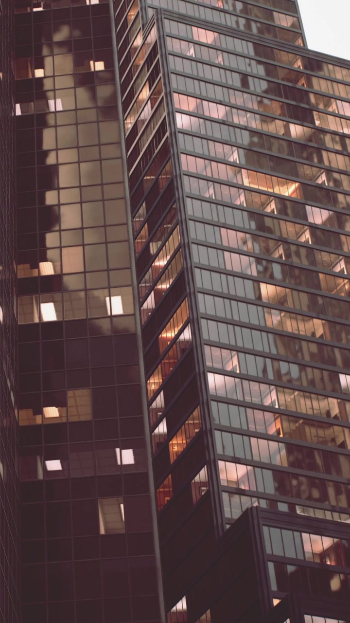 Edifício urbano com janelas de vidro refletindo a luz no final da tarde