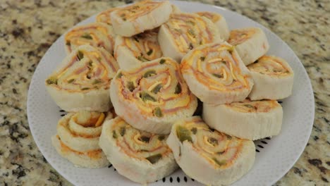 recogiendo platos de niños envueltos de un plato, comida tradicional sudamericana