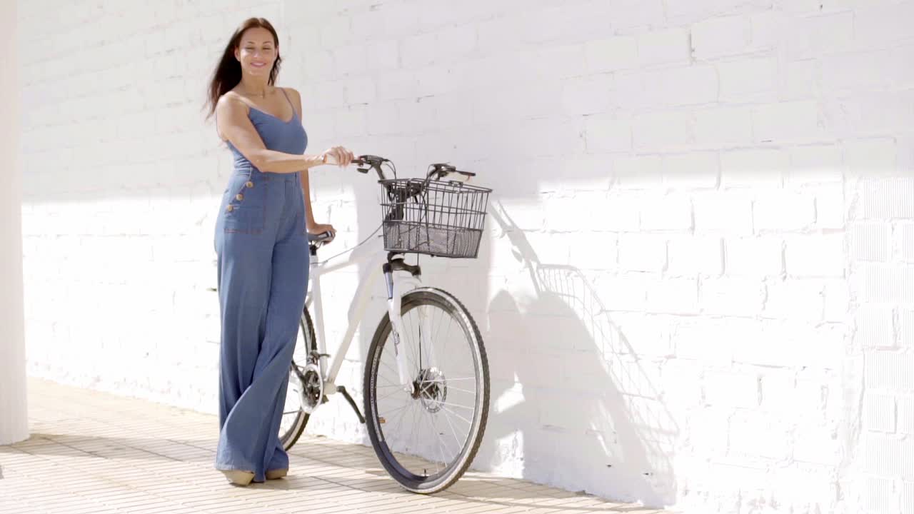 자전거를 들고 있는 우아한 젊은 여성