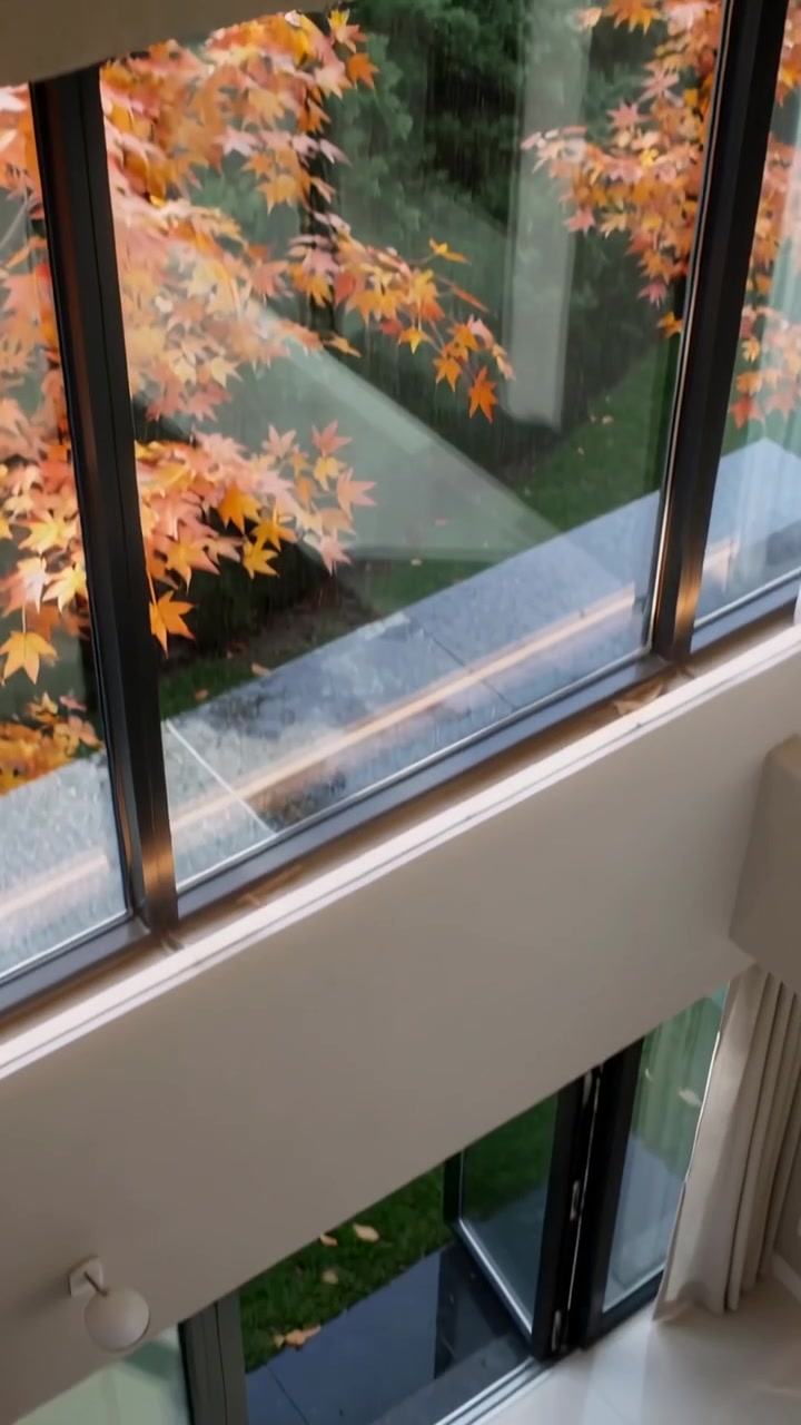 Video verticale: Telecamera che si inclina rivelando finestre e un albero di arance a casa, mostrando un patio e un divano.