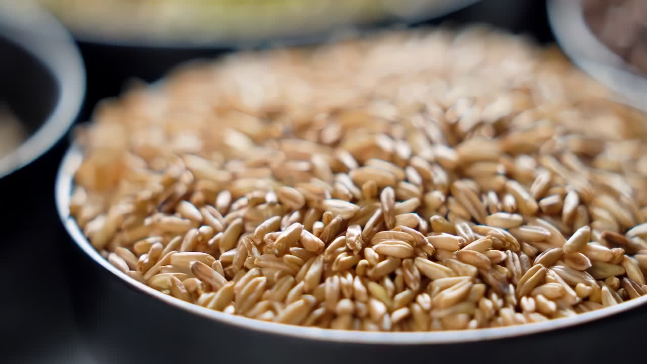 다양한 색의 다양한 원시 건강한 곡물 음식, 다양한 곡물, 곡물, 콩, 콩류는 광고 개념을 위해 목조 장식으로 회전됩니다.