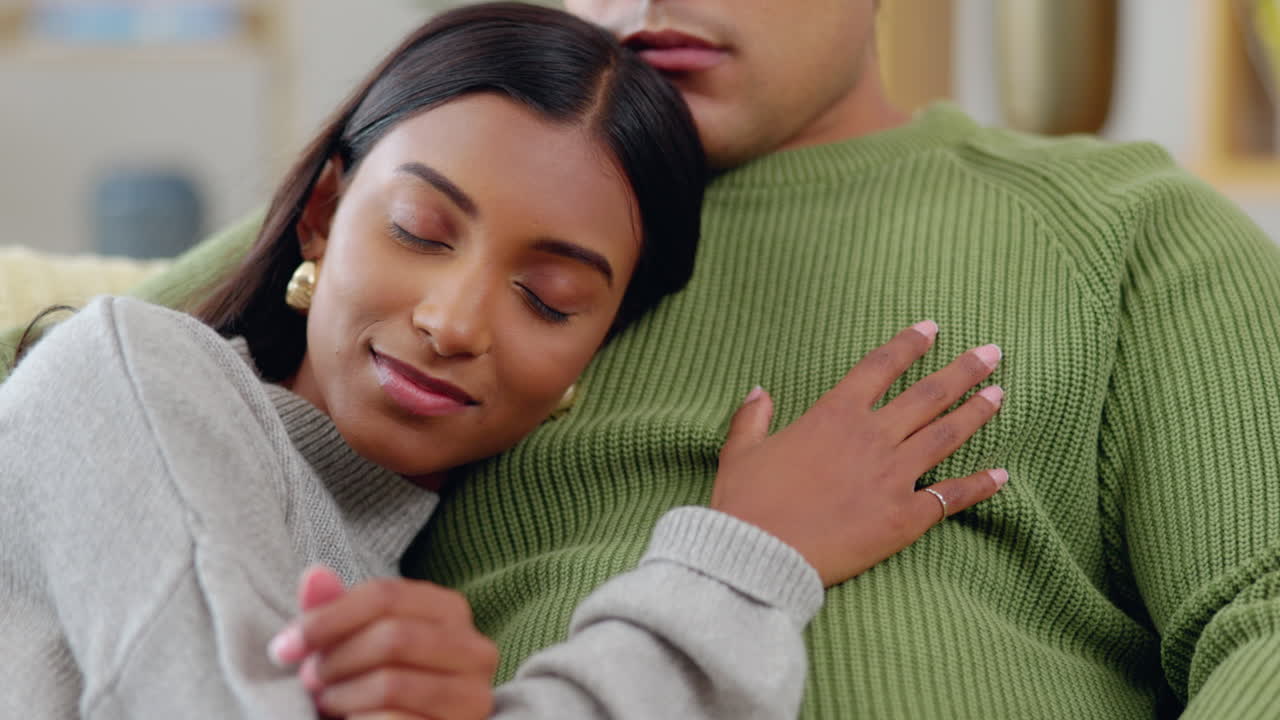 casa, relajarse y pareja con el amor