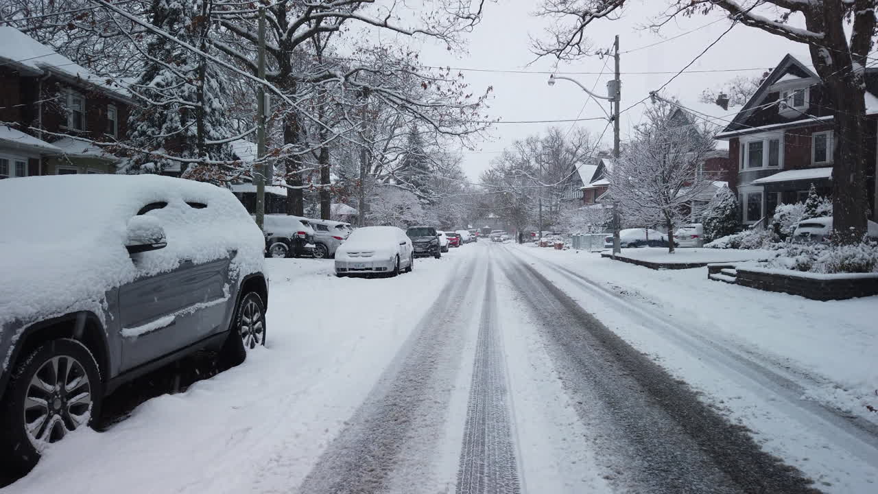 토론토의 주거 거리에 눈이 내리는 폭 넓은 설정 샷