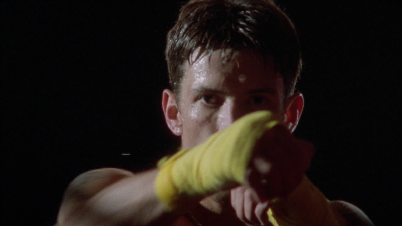 un atleta practica sus golpes