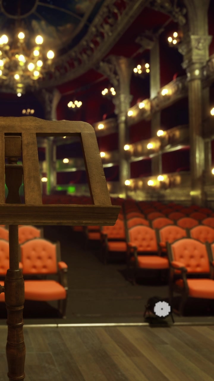 Poltrone vuote di un teatro attendono il pubblico per uno spettacolo in una location storica