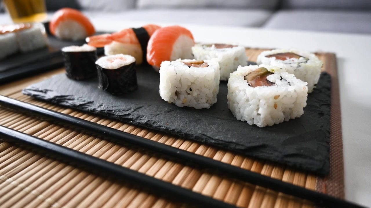 Japansk sushi og øl