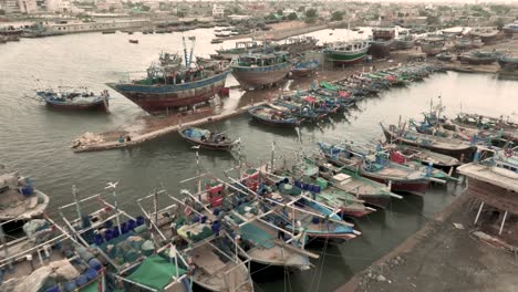 Fischerboote-In-Karachi,-Pakistan---Luftaufnahme-Des-Fischerhafens,-Erstaunlicher-Hintergrund