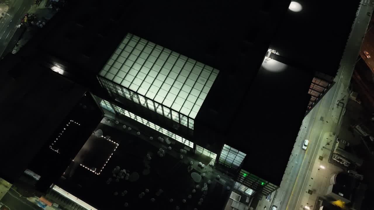 aérea por encima del edificio de la cumbre del centro de convenciones de seattle con ventanas iluminadas por la noche