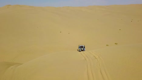 非洲納米比亞沙漠的沙丘上空駕駛 4x4 探險車