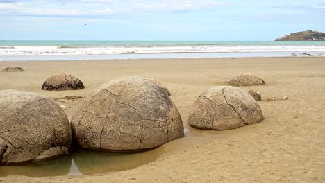 moeraki boulders in new zealand