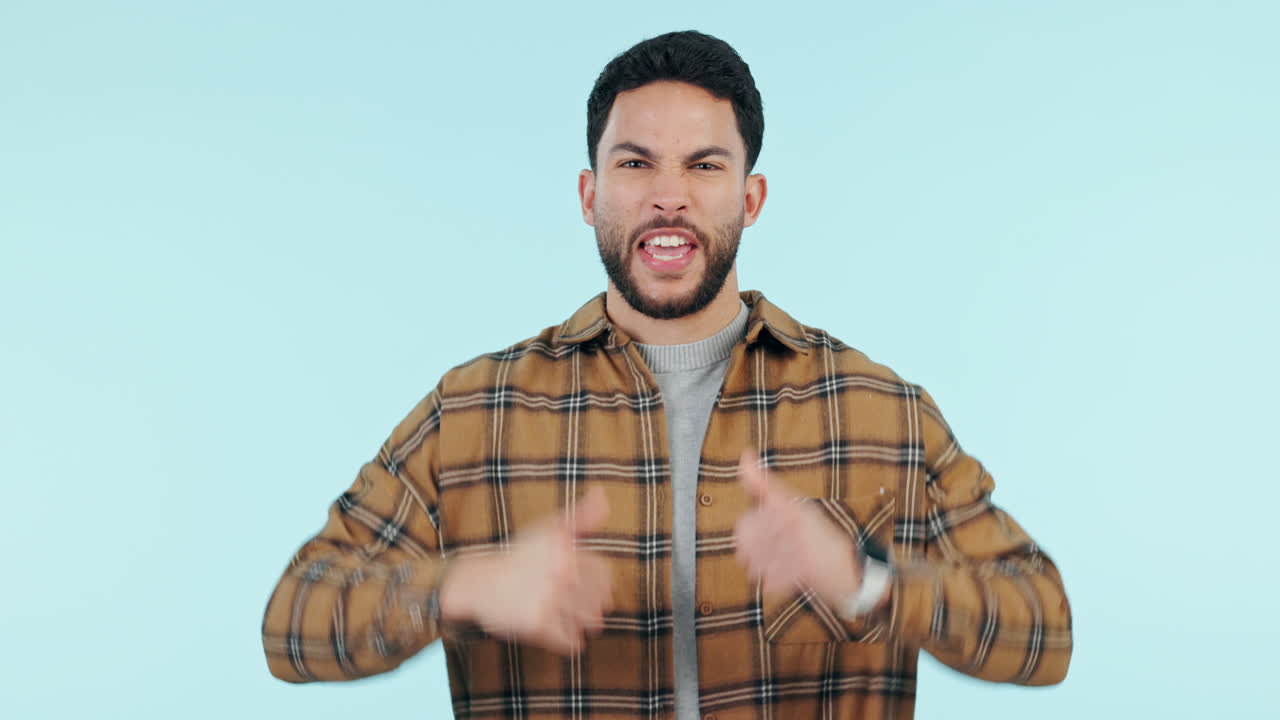 hombre feliz, pulgares hacia arriba y ganando en el éxito