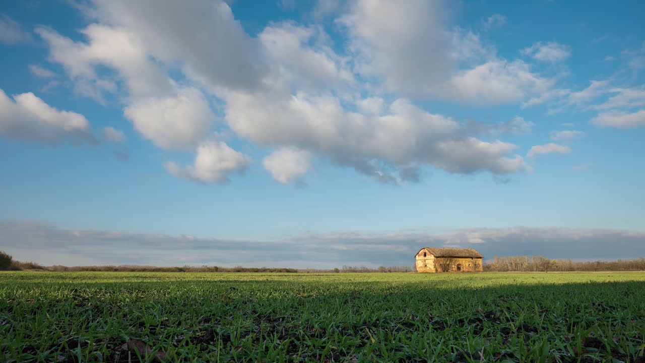 paisaje rural con viejo granero después de la lluvia de verano