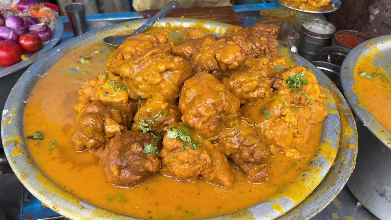 pan shot de dahi vada y alu chat en el dhaba local en el estilo bihari en la india