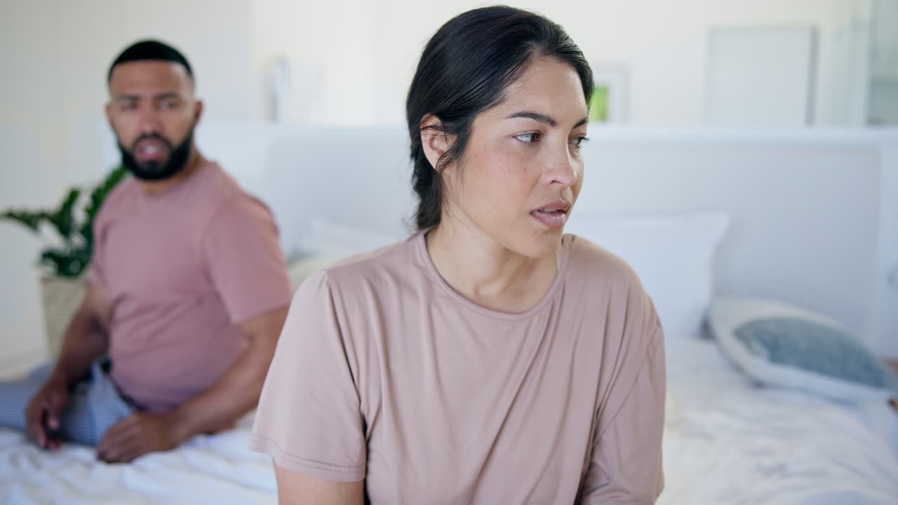 mujer, pelea y conflicto de la pareja en el dormitorio