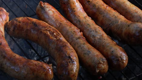 Delicious-juicy-sausages,-cooked-on-the-grill-with-a-fire.