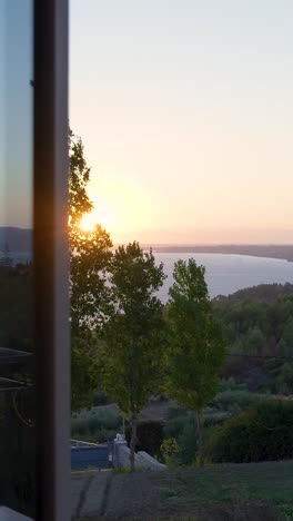 blick auf den sonnenaufgang aus einem fenster