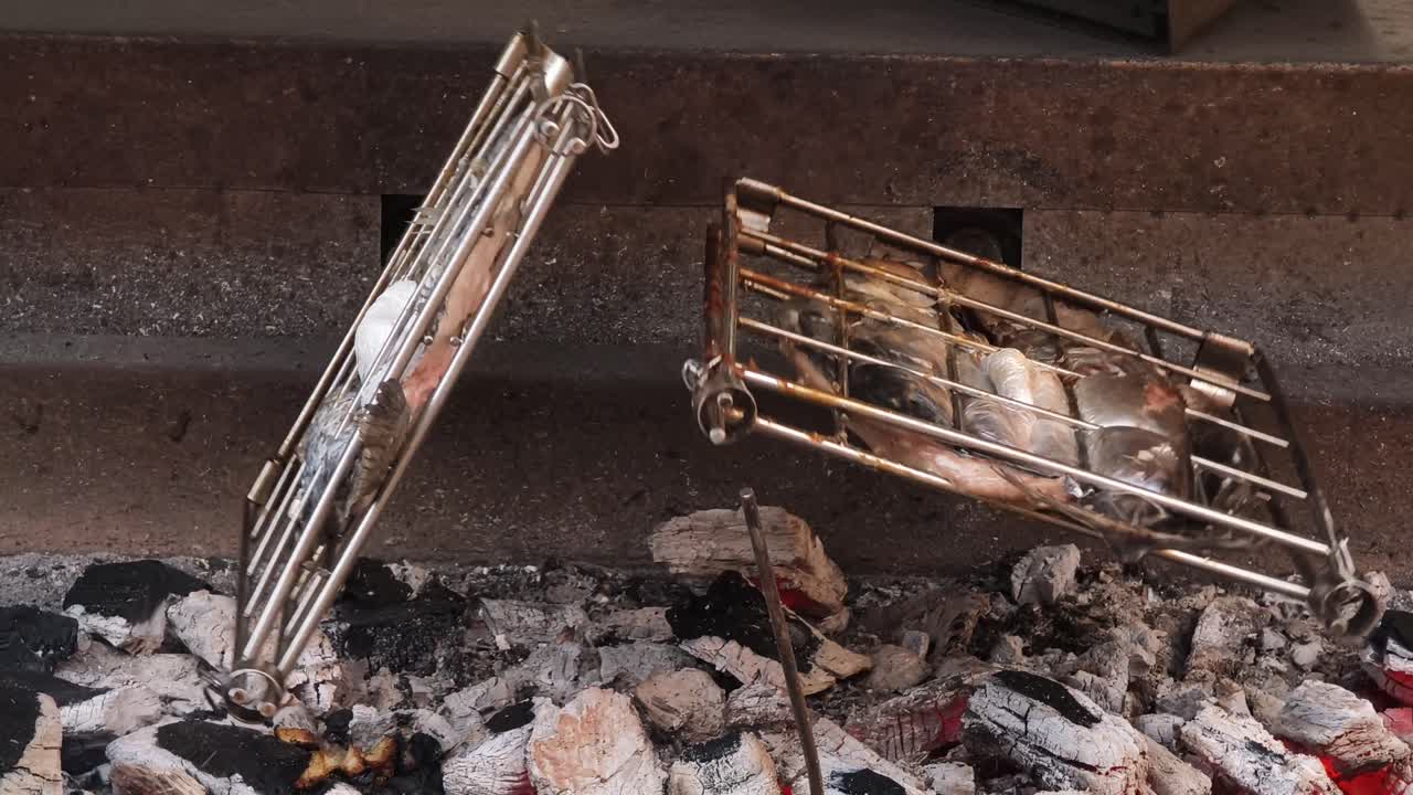 나무 석탄 그릴 에 긴 물고기