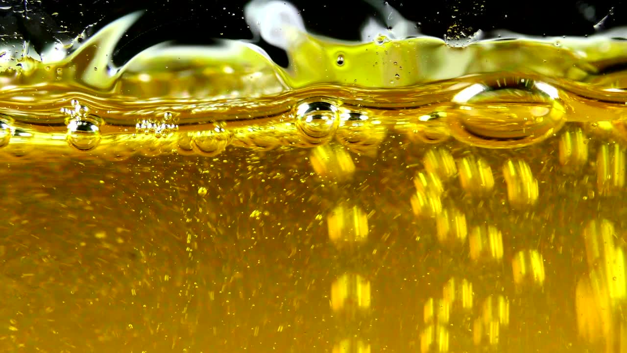 пузырьки воды за стеклянным фоном