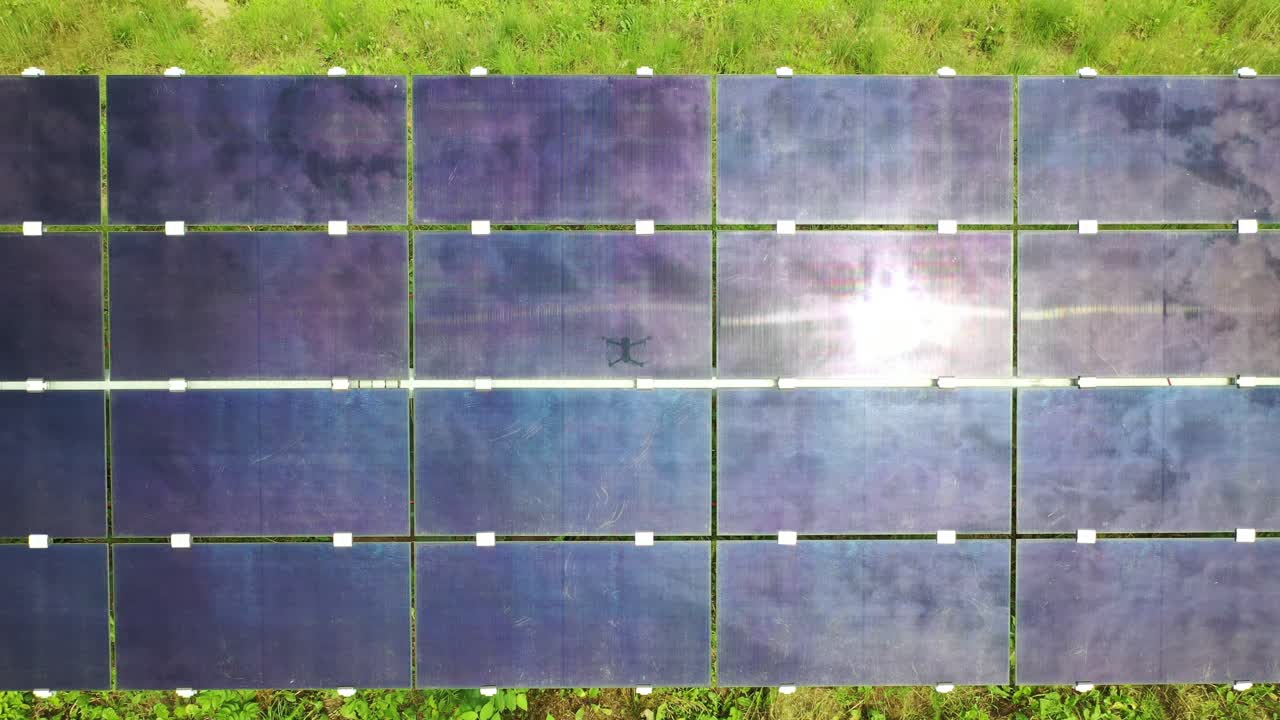 взгляд с воздуха на ферму солнечных панелей