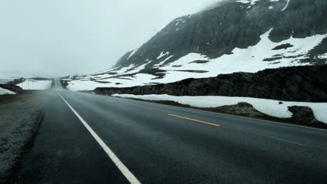 Niebla-En-La-Carretera,-Noruega.