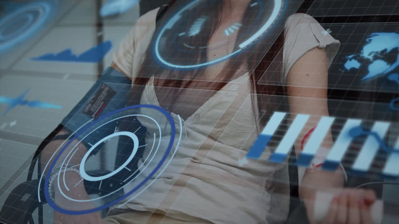 animación de una pantalla digital con datos sobre la sección media de una mujer caucásica