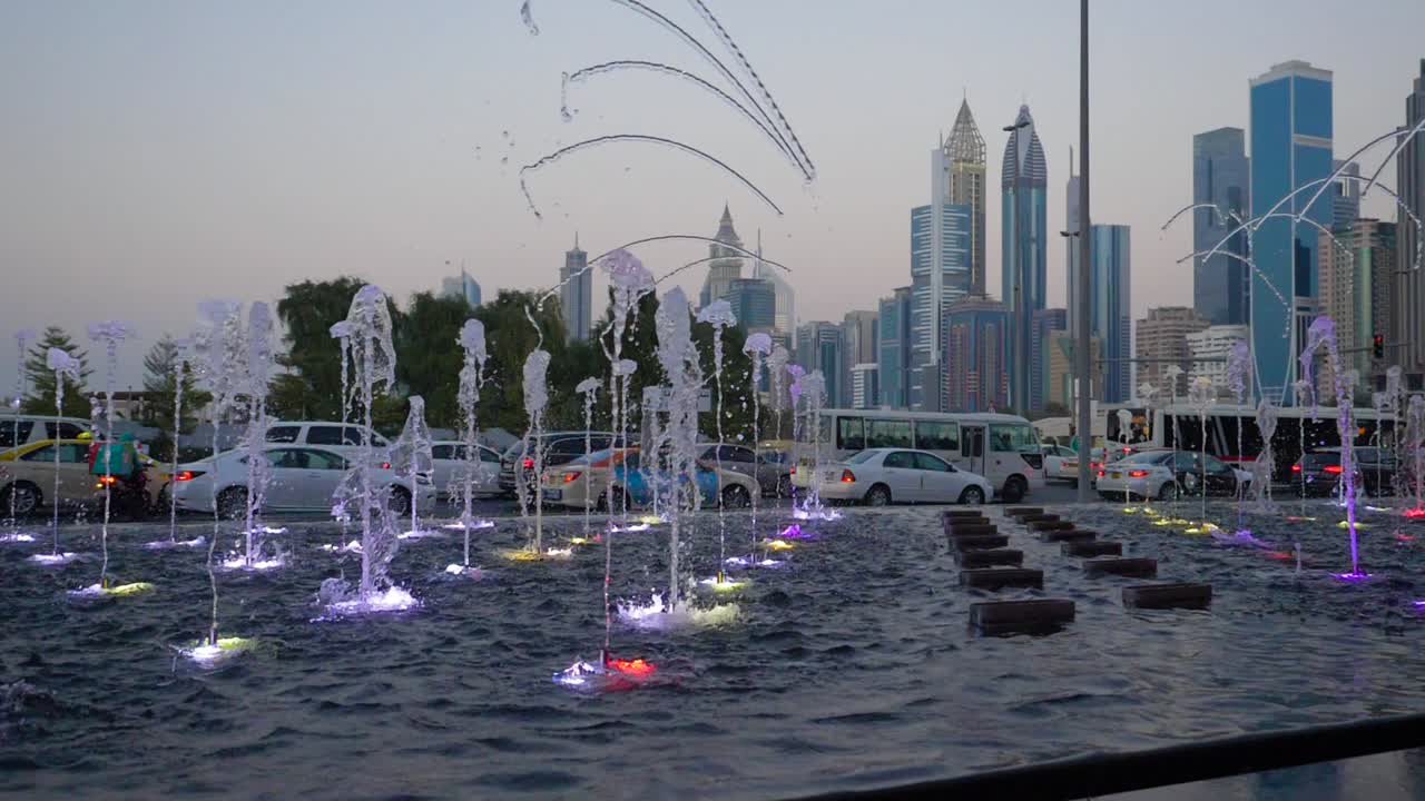 도시 스카이라인과 함께 황혼에 두바이 분수