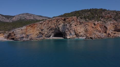 vista de drones hacia la cueva junto al mar