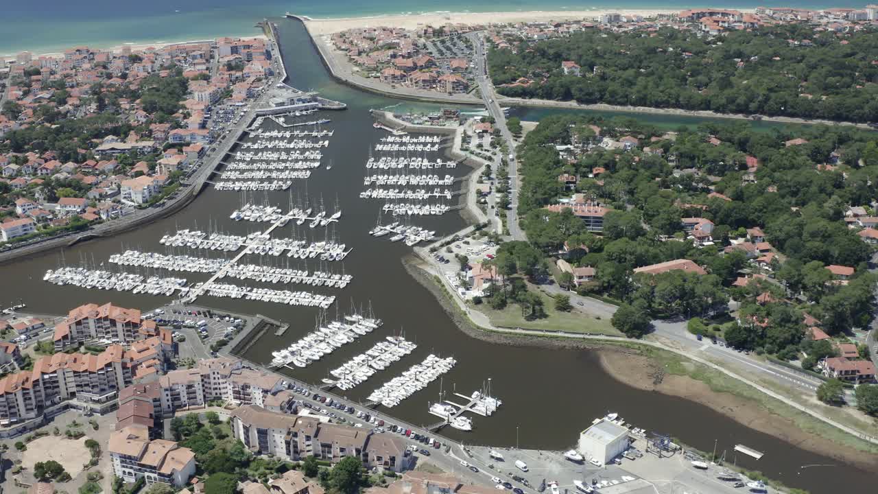 vistas aéreas de drones da cidade portuária francesa de capbreton, na região de aquitânia, no sul da frança