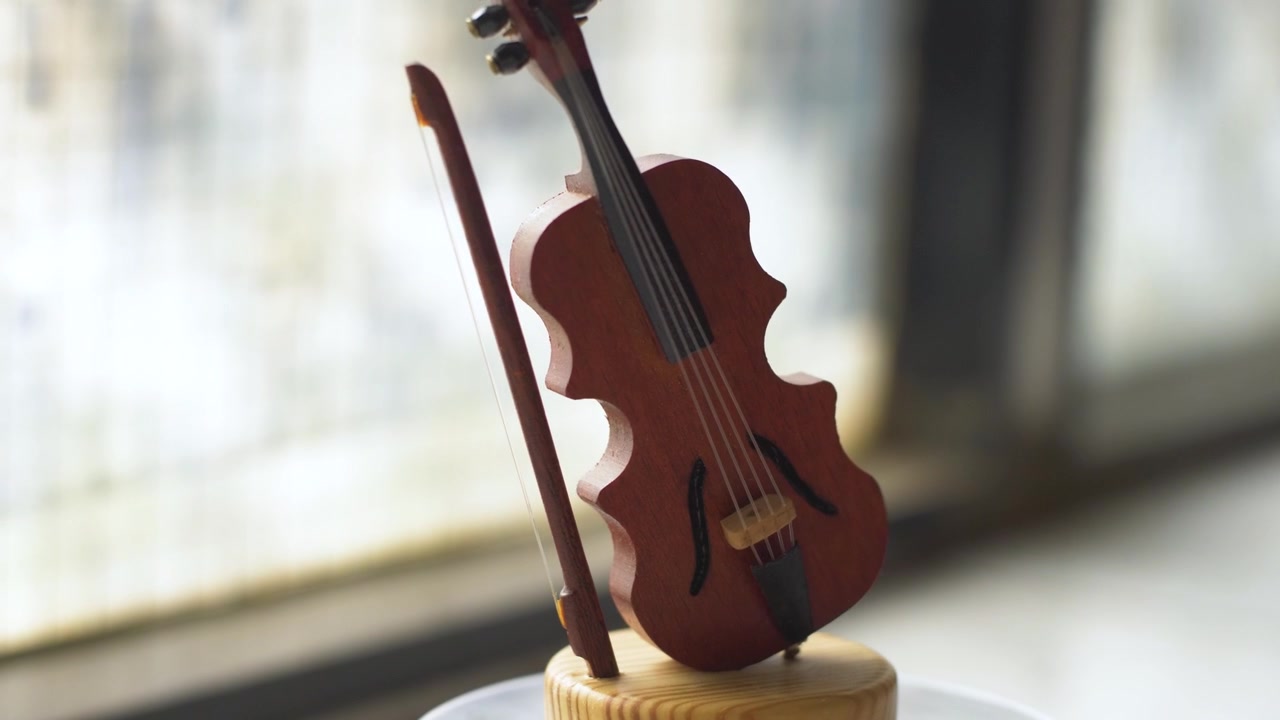 Violin Miniature musical instrument rotating in place as decoration