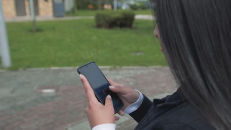 Nahaufnahme-Einer-Jungen-Hispanischen-Frau-Mit-Schwarzen-Haaren,-Die-Auf-Ihrem-Smartphone-Tippt