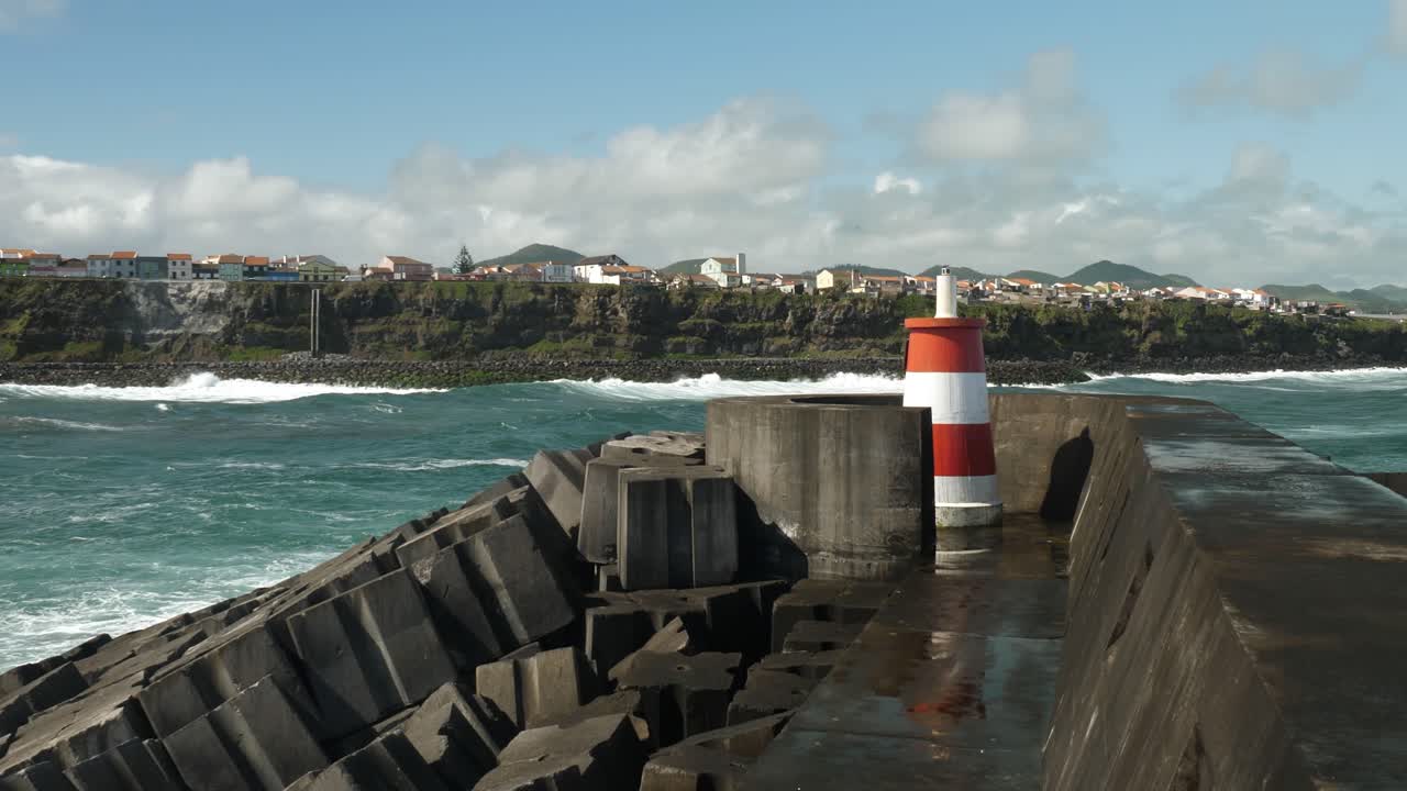 붉은 파수꾼이 있는 아조레스 제도의 항구