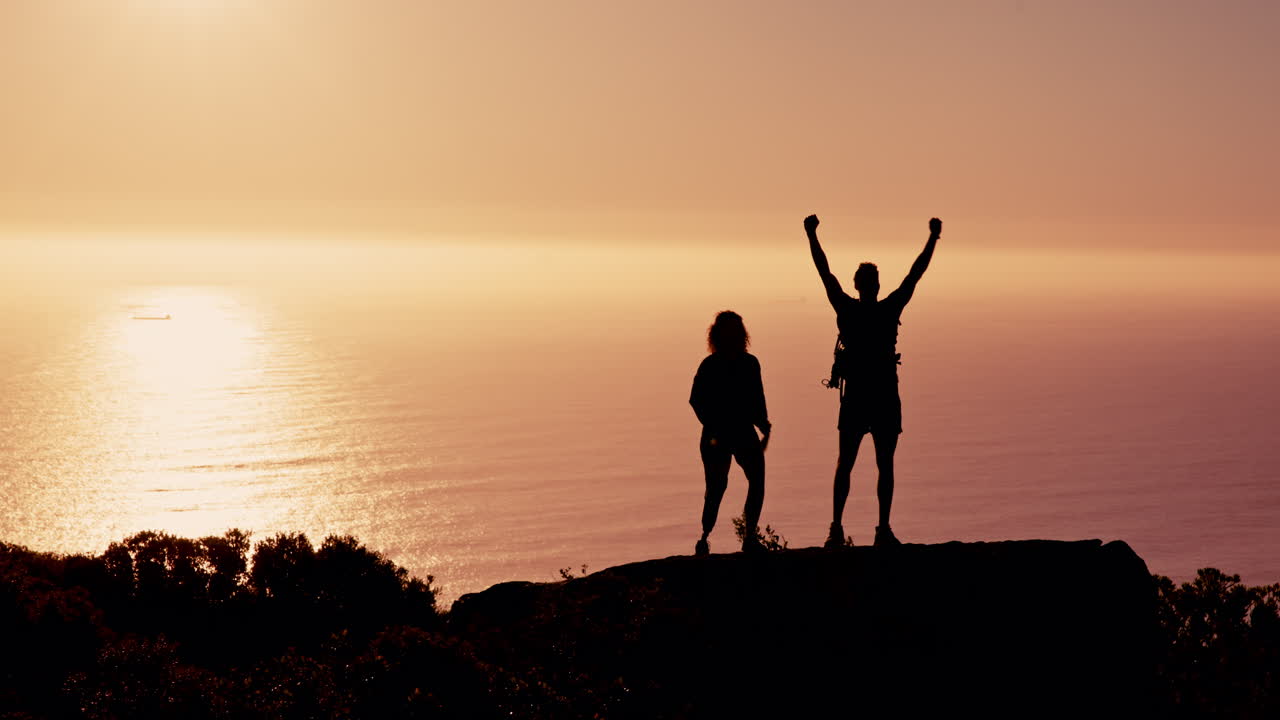 silueta de una pareja al atardecer con vistas al océano