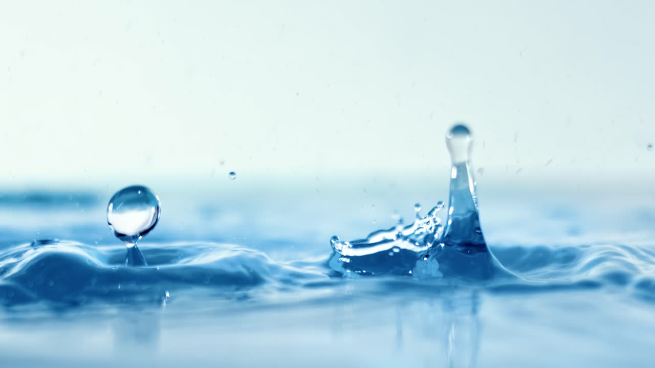 ⁇ 방울이 아주 느린 속도로 떨어지고 있습니다.