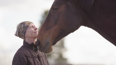 Woman-thanks-horse-after-powerful-emotional-equine-assisted-therapy-session