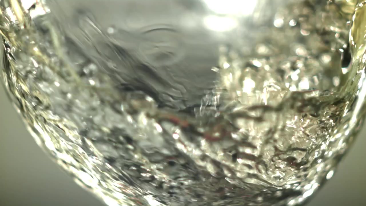 Primo piano di acqua limpida che si versa in un bicchiere