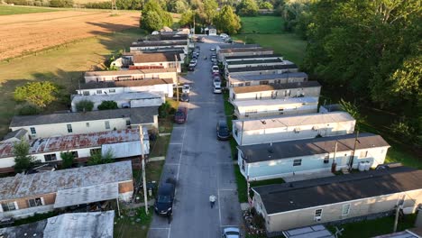 y casas móviles viejas y oxidadas en un parque de caravanas en los estados unidos rurales