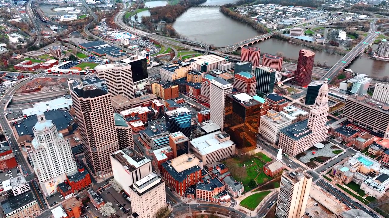 Cenário de Hartford de perspectiva aérea. Cidade americana com vista para o rio e duas pontes ao fundo.