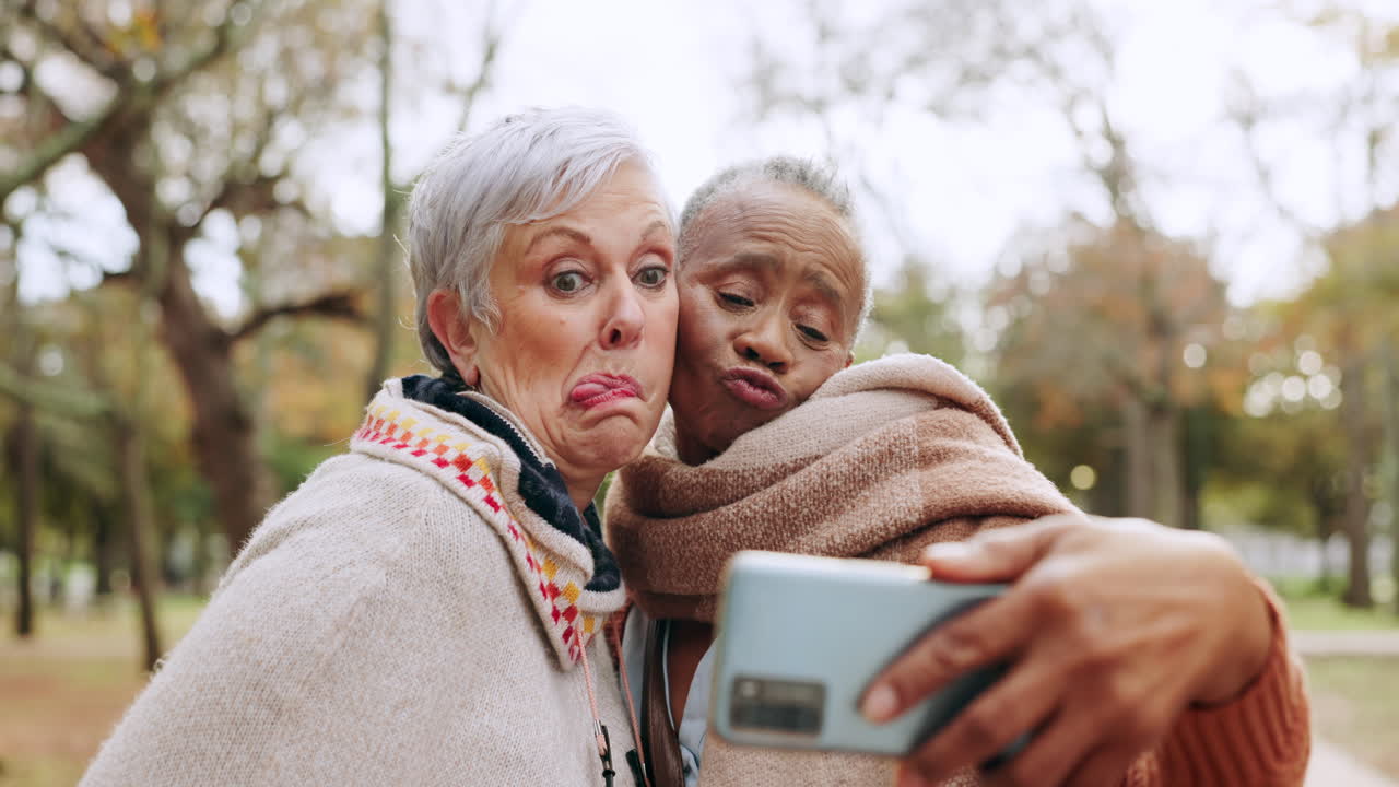 Selfie, grappig gezicht en vrouwelijke seniorenvrienden