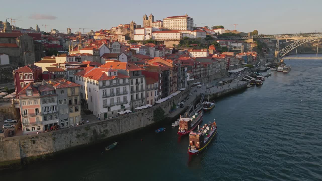 ribeira do porto revelación aérea, casco antiguo histórico al atardecer, portugal - aero