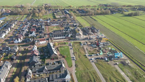 Ausleger-Einer-Baustelle-Am-Rande-Eines-Neu-Gebauten-Vorortviertels