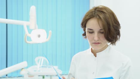 dentista leyendo los registros de los pacientes