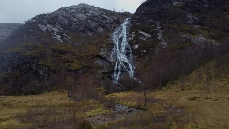 Video aereo cinematico 4K con drone di una grande cascata, Steall Falls nella Valle di Glen Nevis, Scozia