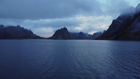 Malerische-Drohnenansicht-Des-Malerischen-Fjords-Unter-Düsterem-Himmel