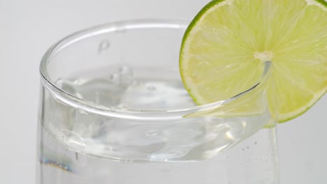un vaso de agua con cal y hielo