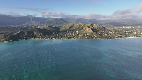 Imágenes-De-Drones-Aéreos-En-Cámara-Lenta-De-60-Fps-De-Casas-Lanikai-Montañas-Océano-Azul-Con-Nubes-De-Arrecife-Barrios-Mediodía-Hermosa-Ciudad-Paradisíaca