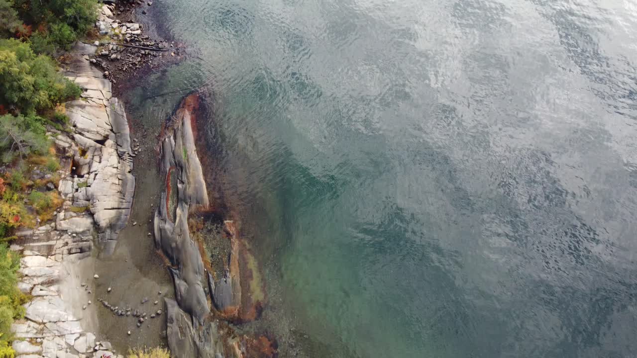 вы видите вид с воздуха на побережье осло, норвегия, пирс и северное море