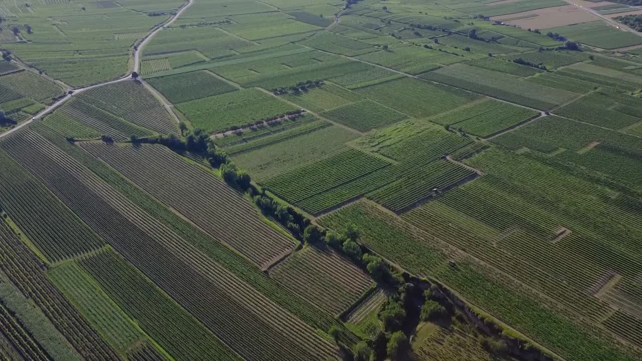panorama de la hermosa campiña, con campos, montañas, el horizonte y un cielo asombroso