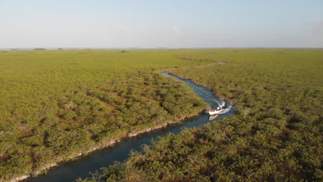 Drohnenflug-Von-Einem-Boot,-Das-Durch-Das-Bioreservat-Sian-Ka&#39;an-Segelt